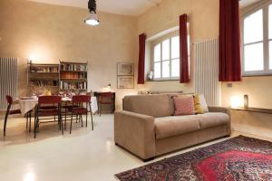 米兰Luxury Apartment Fioravanti的客厅配有沙发和桌子