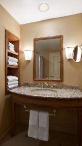 乔利埃特哈拉斯乔利矣特赌场酒店的浴室配有带镜子的盥洗盆和毛巾