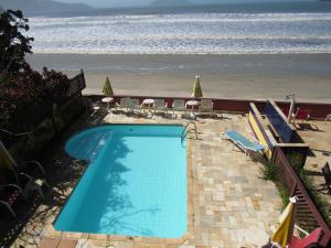 乌巴图巴卡萨纳普拉亚旅馆 的享有海滩景致的游泳池