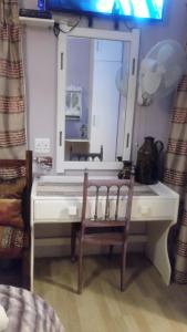 弗里尼欣LekkeRus Guest House的一张桌子,一张镜子和一把椅子