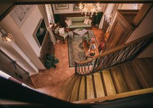 斯普利特Heritage Hotel Cardo的客厅的楼梯上方的景色