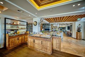 伯根Landgasthof Wurm的厨房配有木制橱柜和台面