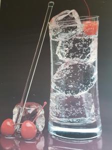 奥斯特菲尔登斯切恩莱因哈特酒店的桌上一杯水,有樱桃