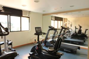 伊比拉普埃拉旅游&居住公寓式酒店的健身中心和/或健身设施