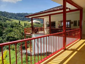 马尼萨莱斯Lodge Paraíso Verde的美景阳台