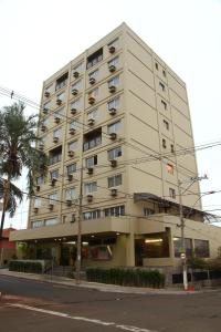 巴雷图斯Hotel Kehdi Plaza的街道拐角处的大型公寓楼