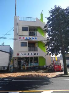 屋久岛米宿克伊卡瓦酒店的街道边有商店的建筑物