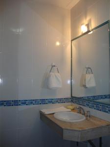 塔里哈Hotel Granny的一间带水槽和镜子的浴室