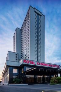 雅加达皇家库宁冈酒店的一座酒店大楼,上面有皇家的克林基尼亚酒店标志