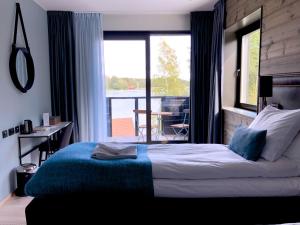 诺尔泰利耶马尔霍门酒店的一间卧室设有一张床,享有阳台的景色