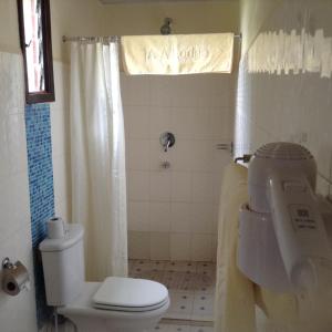 塔勒克马赛马拉AA酒店的浴室配有白色卫生间和盥洗盆。