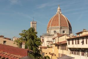佛罗伦萨佛罗伦萨大教堂公寓的享有以大教堂为背景的城市美景