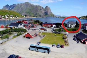 雷讷Det Gamle Hotellet Guesthouse的一辆停在一个村庄前面的汽车,有红圆