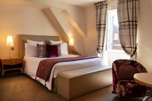 斯特拉斯堡Hotel & Spa REGENT PETITE FRANCE的一间卧室设有一张床和一个窗口