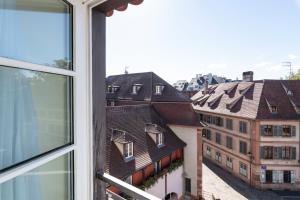 斯特拉斯堡Hotel & Spa REGENT PETITE FRANCE的从建筑的窗户欣赏美景