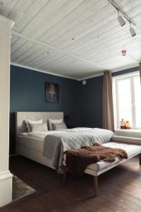 ÅmotStilleben Hotell的一间卧室配有一张带蓝色墙壁的大床