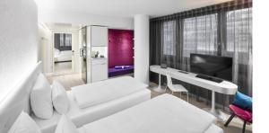 斯图加特Jaz in the City Stuttgart的客厅配有白色沙发和电视
