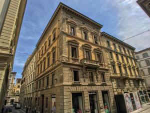 佛罗伦萨德梅迪西公寓的街道边高大的砖砌建筑