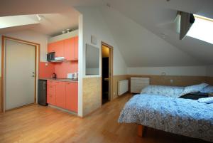 Nasva毕布图素度假屋的一间卧室配有红色橱柜和蓝色的床