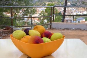 QuesaHotel de Montaña La Rocha的坐在桌子上一碗水果