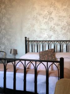 刘易斯The Dorset的一间卧室配有床和壁纸墙
