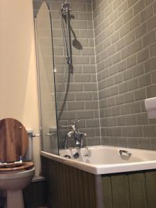刘易斯The Dorset的浴室配有卫生间、盥洗盆和淋浴。