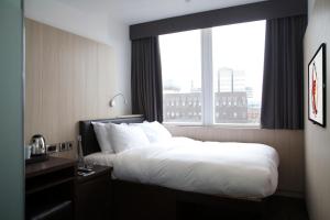 利物浦Z利物浦酒店的一间设有大床和窗户的酒店客房