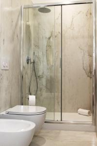 米兰Serendipity Apartments - Duomo的带淋浴、卫生间和盥洗盆的浴室