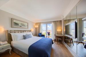 伊斯坦布尔伊斯坦布尔CVK塔克西姆酒店的酒店客房设有一张大床和一台电视。