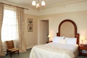 康洛赫伦敦德里阿姆斯酒店的一间卧室设有一张大床和一个窗户。