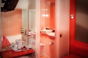 伦敦Westbury Hotel Kensington的一间带水槽、卫生间和镜子的浴室
