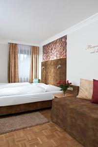 里德因克瑞斯雷德伯格旅馆的一间卧室配有一张大床和一张沙发