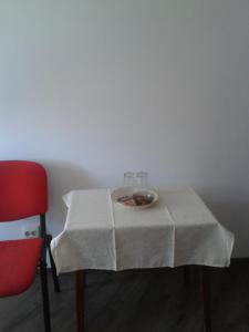 斯拉蒂纳Villa ALEX的一张桌子,上面有一盘食物和眼镜