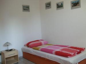 派内A2-Vermietung的一间卧室配有一张色彩缤纷的床单