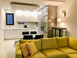 皮拉尔－德拉奥拉达达Playa Elisa Super的一间带黄色沙发的客厅和一间厨房