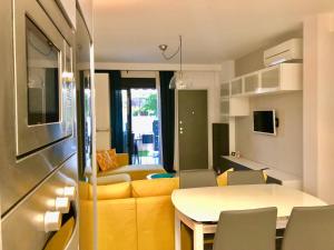 皮拉尔－德拉奥拉达达Playa Elisa Super的客厅配有黄色的沙发和桌子