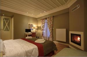蒂米萨那内里达精品酒店的一间卧室设有一张大床和一个壁炉