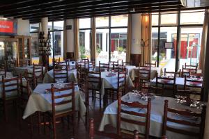 奥迪韦拉什Hotel O Gato - Edificio Standard的用餐室设有桌椅和窗户。
