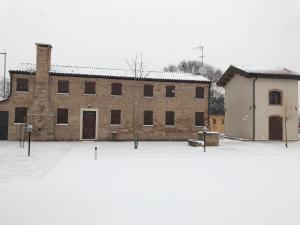 PontecasaleCasa Sansovino的一座大砖房,在一座建筑物旁边
