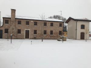 PontecasaleCasa Sansovino的一座大砖砌的建筑,地面上积雪