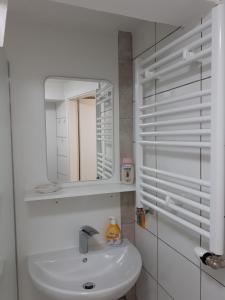 阿伦Super schöne Fewo的白色的浴室设有水槽和镜子