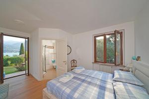 圣费利切德尔贝纳科Villa Margherita Portese的一间卧室设有一张床和一个大窗户