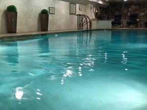博兹曼Lewis & Clark Motel - Bozeman的一座蓝色海水的大型游泳池