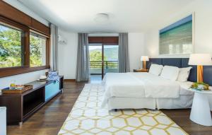 弗洛里亚诺波利斯Haute Haus - Guest House的酒店客房设有一张床、一张书桌和窗户。