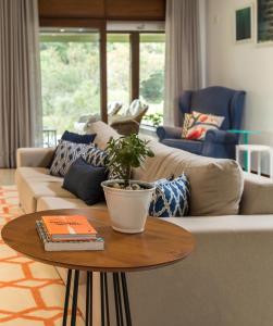 弗洛里亚诺波利斯Haute Haus - Guest House的客厅配有沙发和植物桌子