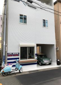 镰仓市Ano House Guesthouse(仅限女性)的停在大楼前的摩托车