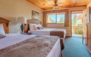 萨斯喀彻温河渡口可若酒店的酒店客房设有两张床和窗户。