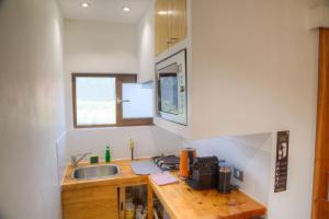 皮奇勒姆Ruka Lobos的一个带水槽和柜台的小厨房