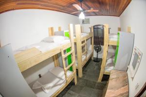 Social Ilha Grande Hostel客房内的一张或多张双层床
