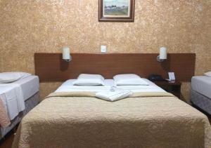 博伊图瓦拉菲利酒店的一间卧室配有一张带两个枕头的床